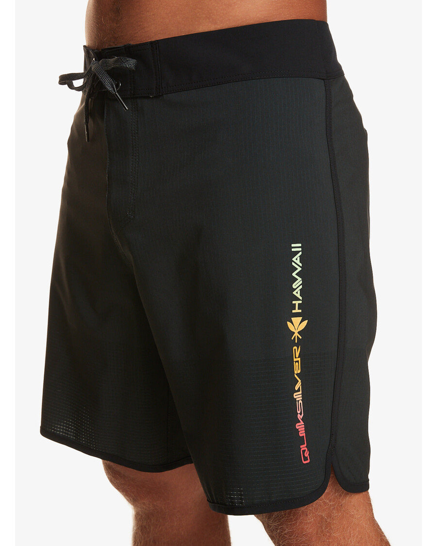 クイックシルバー ハイライン スカラップ 19 インチ ボードショーツ - ブラック