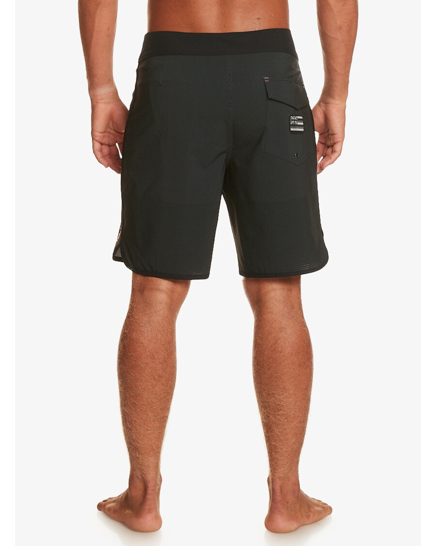 クイックシルバー ハイライン スカラップ 19 インチ ボードショーツ - ブラック