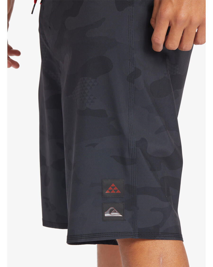 Quiksilver Surfsilk Hawaii Camo 21 21" šortky - čierne