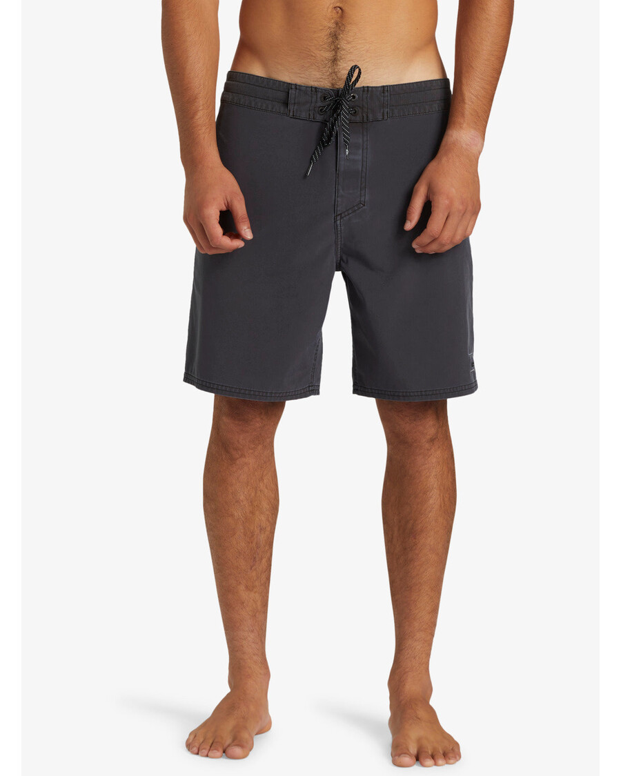 Quiksilver Surfsilk Street Trunk 18" Boardshortsit - Mustat