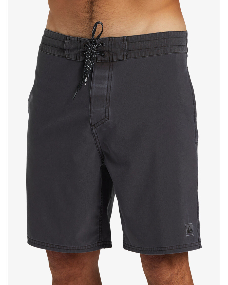 Quiksilver Surfsilk Street Trunk 18" Boardshortsit - Mustat
