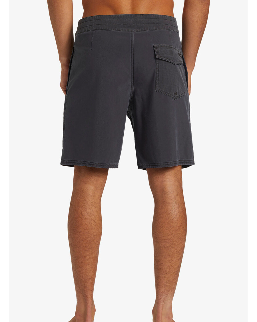 Quiksilver Surfsilk Street Trunk 18" Boardshortsit - Mustat